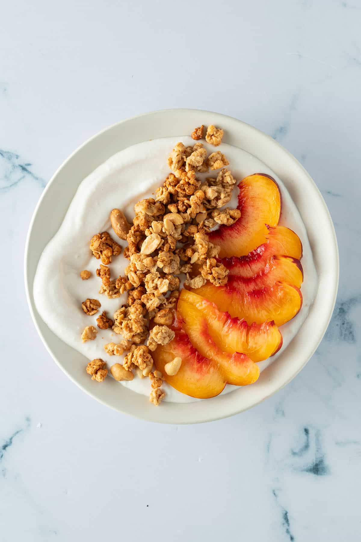 Hüttenkäse-Creme mit Granola und Obst.