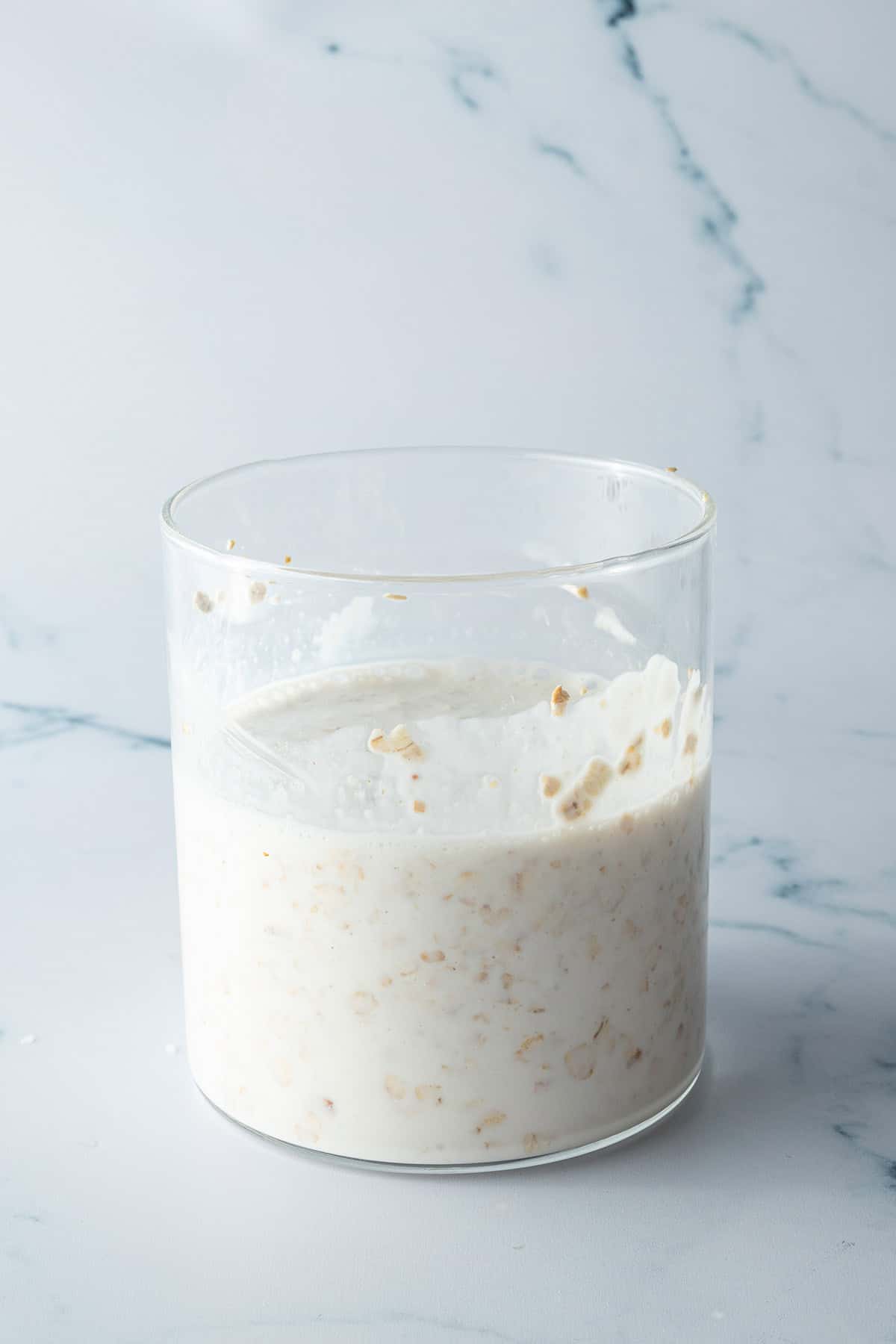 Hüttenkäse-Overnight-Oats in einem Glas.