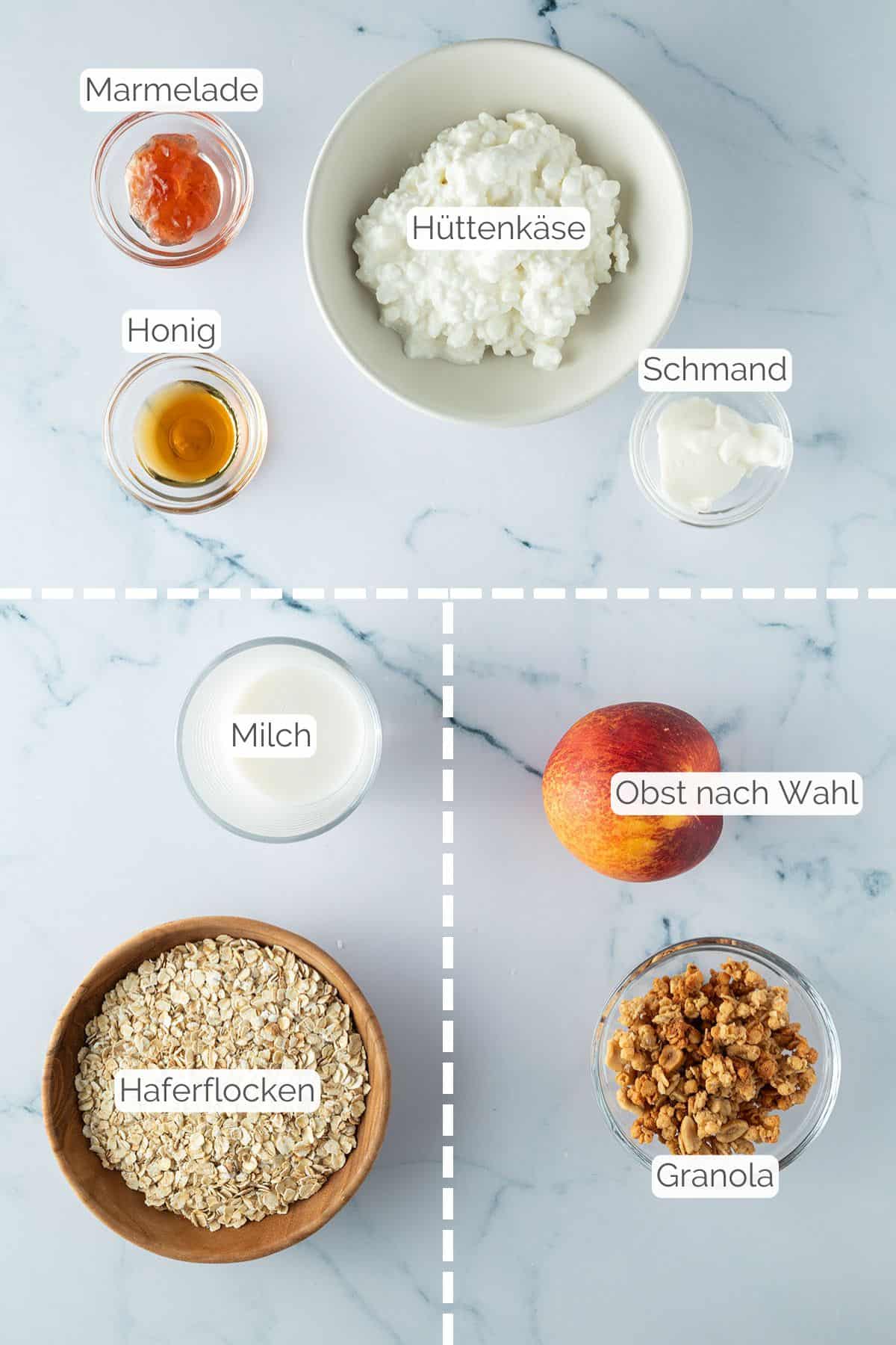 Alle Zutaten mit Textbeschriftungen, die für das süße Hüttenkäsen Frühstück benötigt werden.