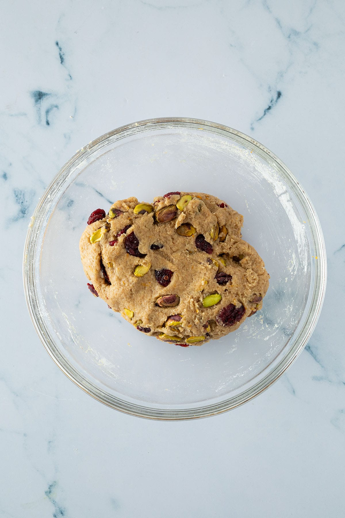 Carnberries und Pistazien wurde unter den Plätzchenteig geknetet.