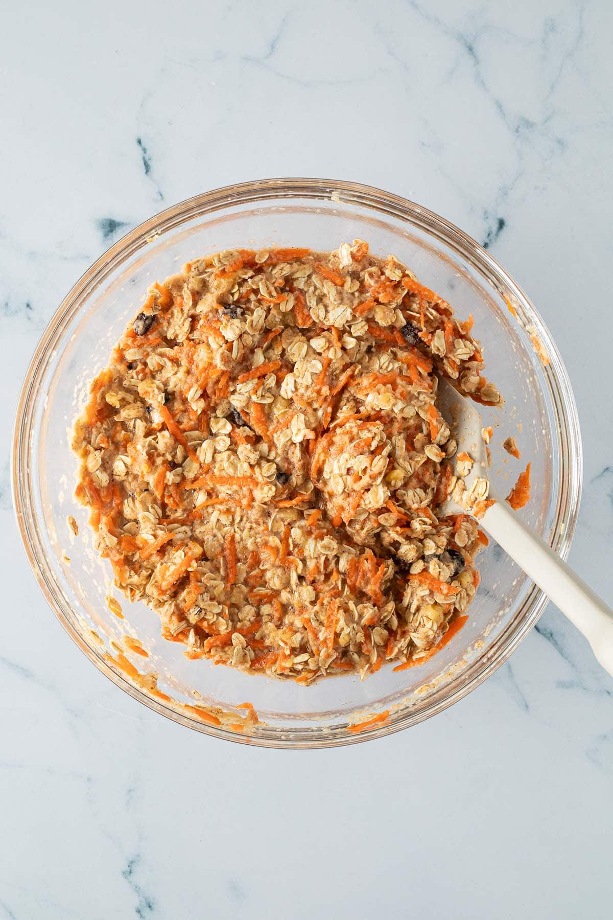 Fertig angerührter Teig für die Karottenkuchen Baked Oats in einer Glasschüssel.