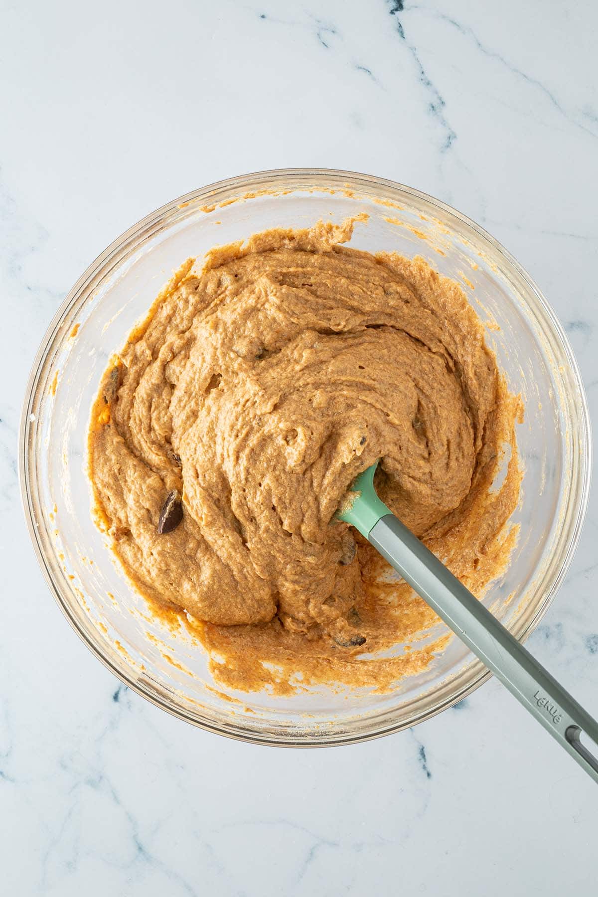 Fertiger Teig für das Kürbis Bananenbrot in einer Rührschüssel.