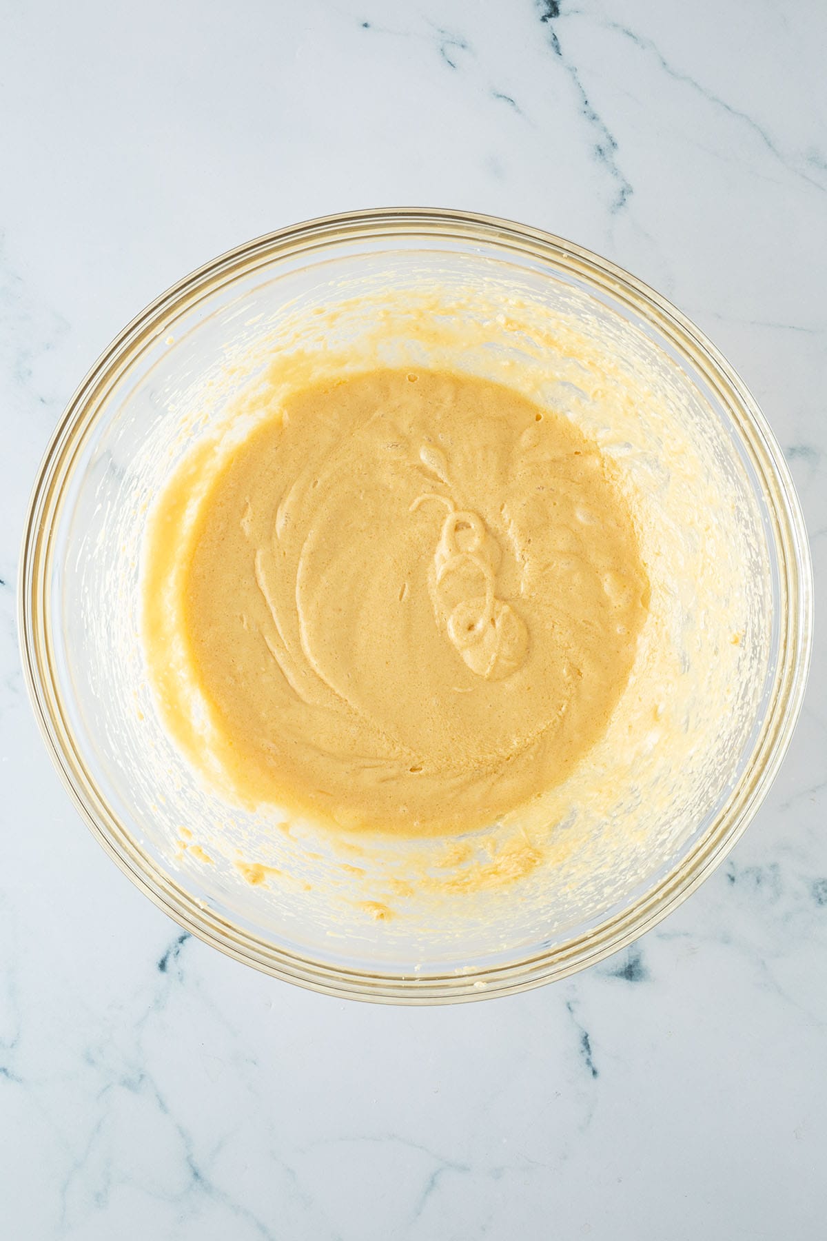 Butter, Zucker und Eier zu einer sämigen Masse verrührt in einer Rührschüssel.