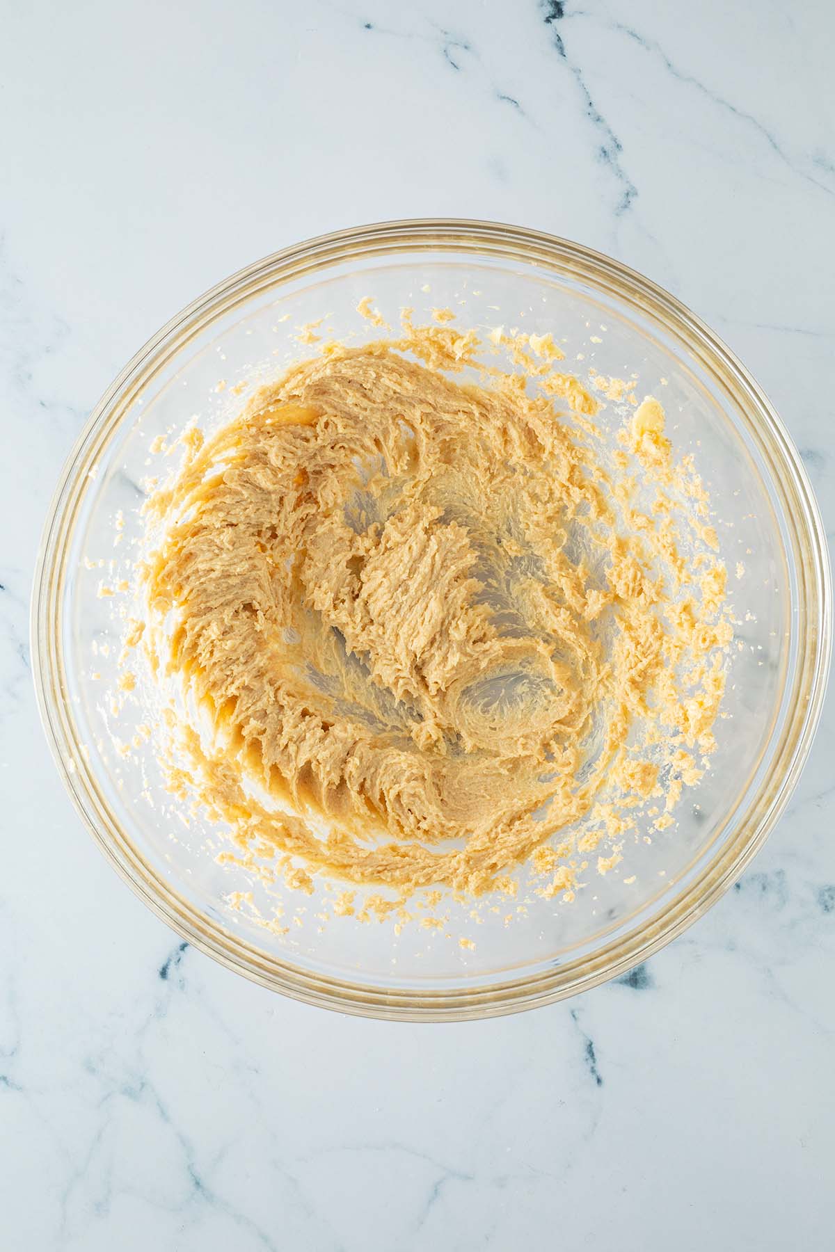 Butter und Zucker cremig in einer Schüssel miteinander verrührt.