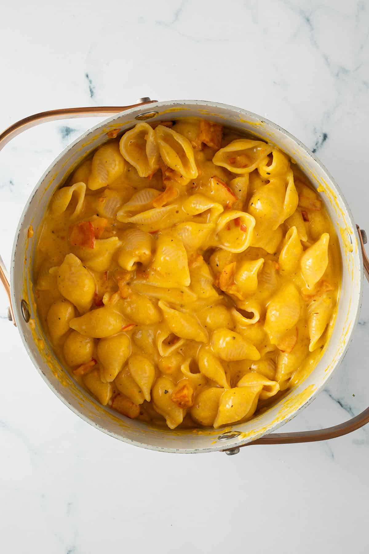Cremige Kürbis Mac and Cheese Nudeln in einem Topf.