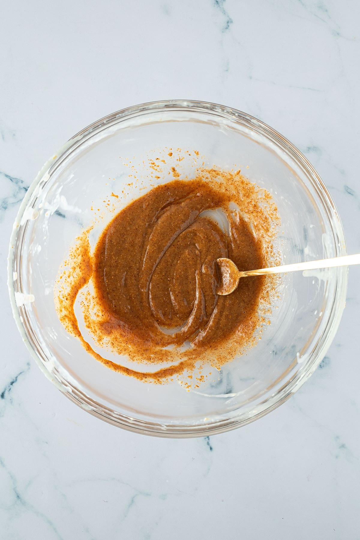 Schüssel mit einer cremig angerührten Mandelmus-Mischung.