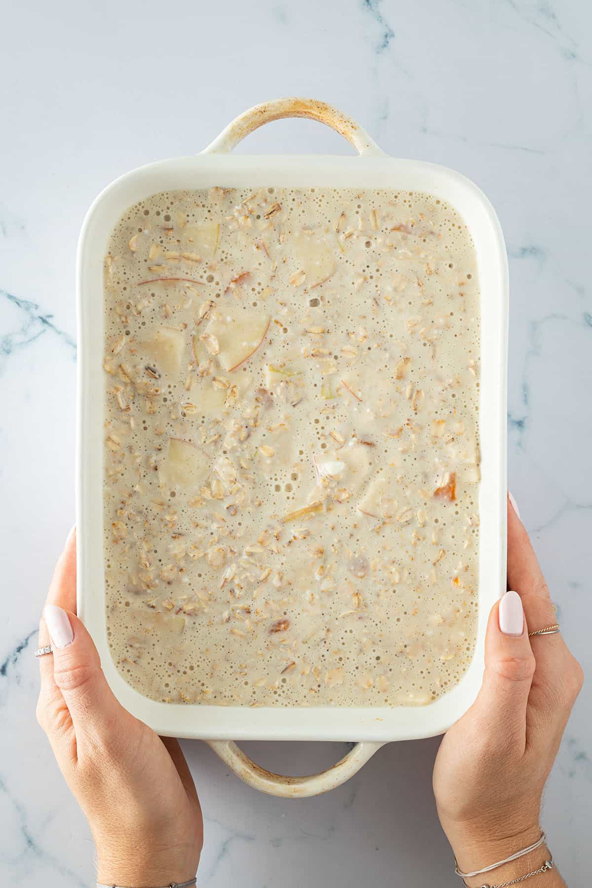 Ungebackene Haferflocken-Mischung für die Mandel-Croissant Baked Oats in einer Auflaufform.