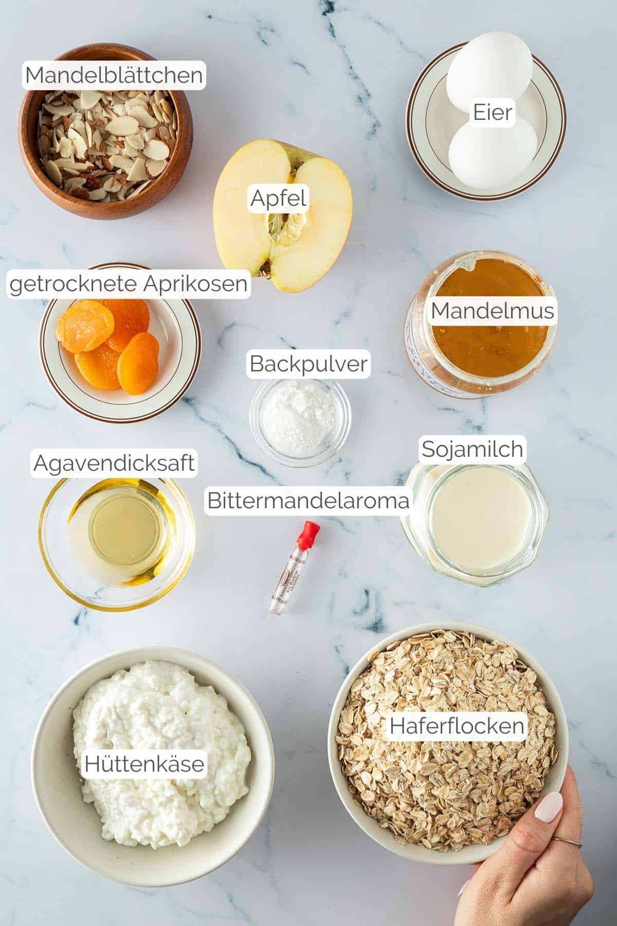 Zutaten mit jeweiligen Textbeschriftungen, die für das Mandel Croissant Baked Oatmeal Rezept benötigt werden.