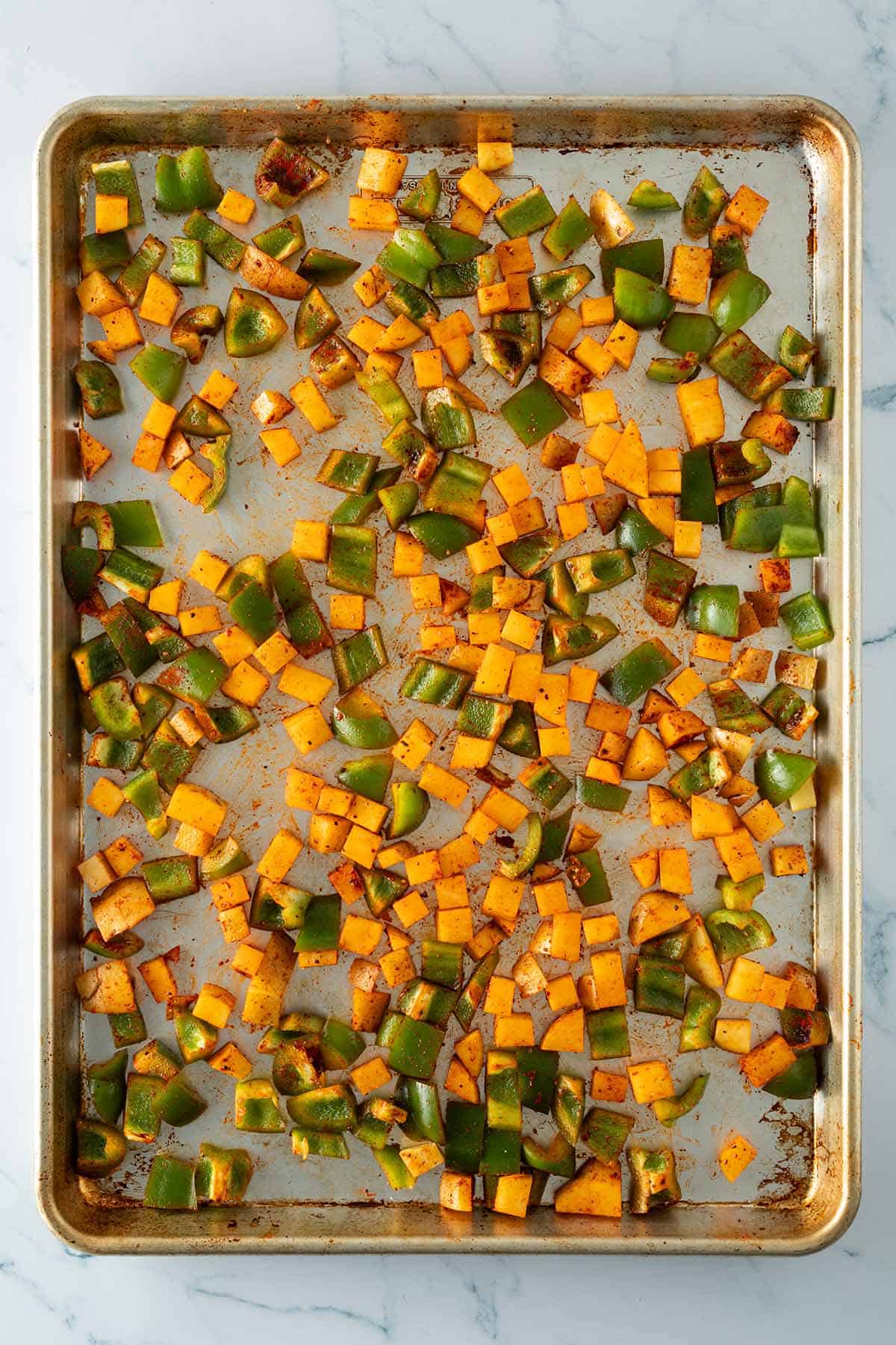 Blech mit Paprika und Kartoffel-Würfel, mit Paprikapulver gewürzt.