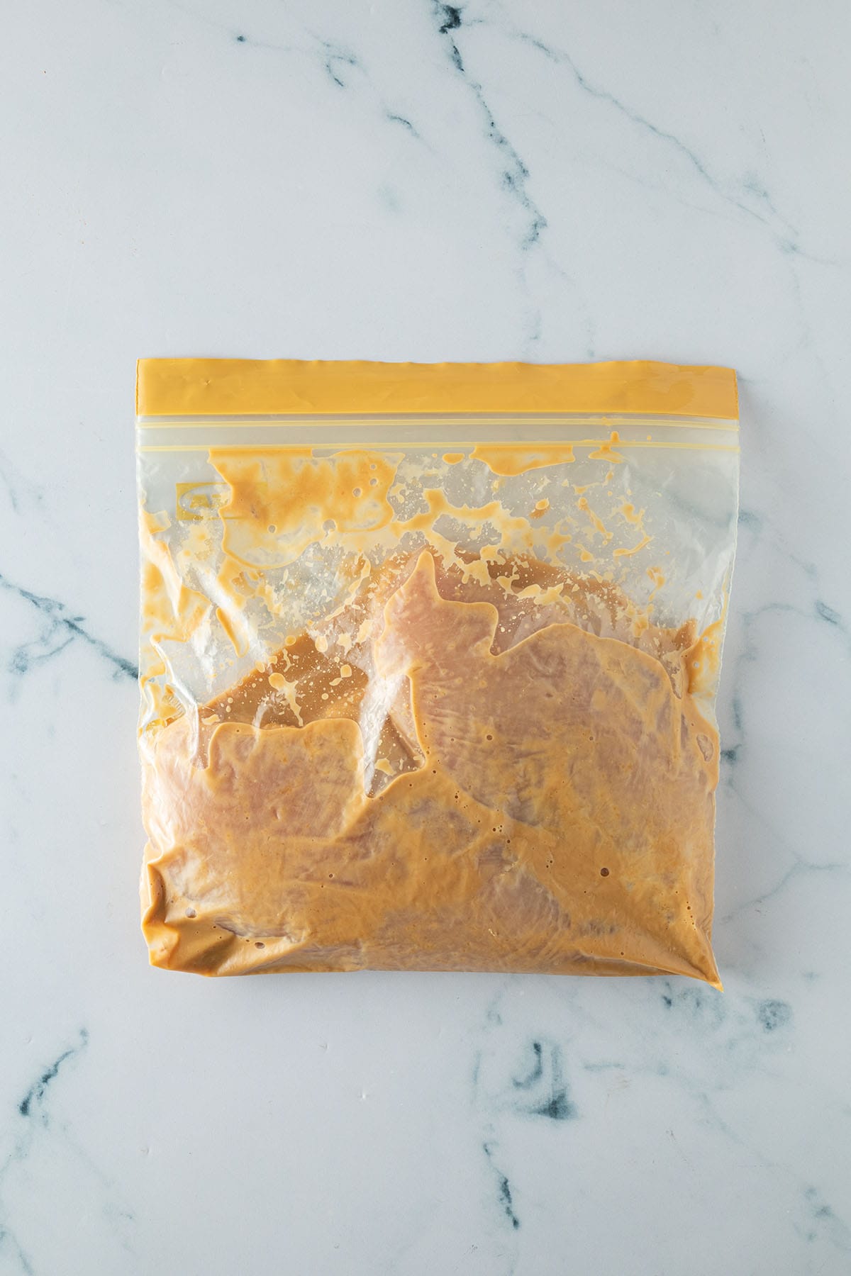 Rohe H&auml;hnchenbrustfilets in einer wiederverschlie&szlig;baren Plastikt&uuml;te mit Miso-Marinade zum Einlegen.