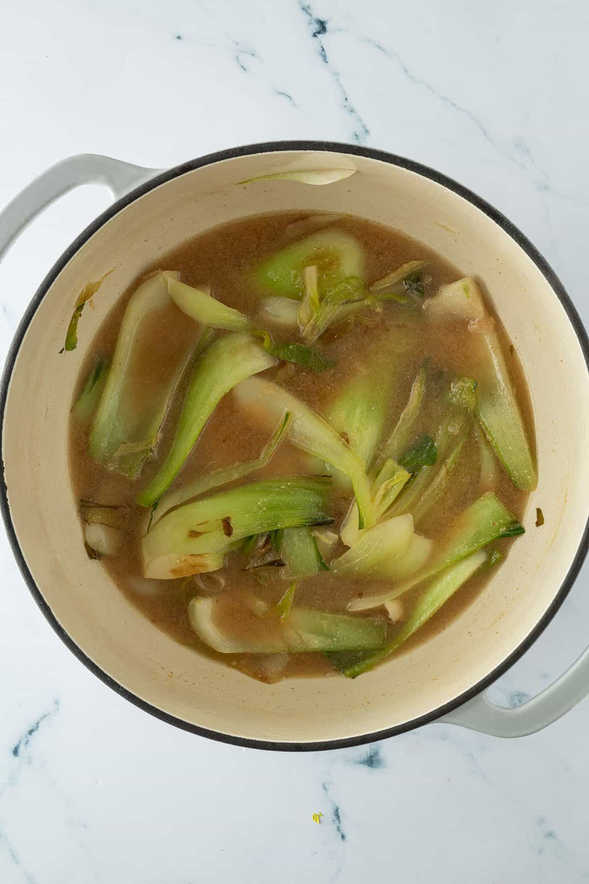 Pak Choi, der in einer Miso Br&uuml;he in einem Topf k&ouml;chelt.