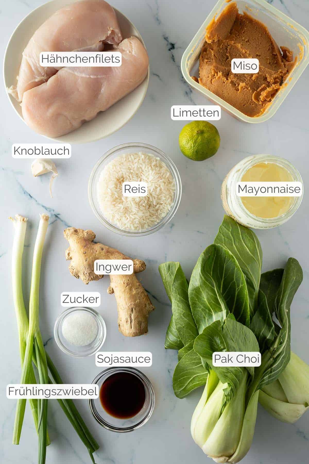 Alle Zutaten mit jeweiligen Beschriftungen, die f&uuml;r die Miso Broth Bowl mit Reis, Pak Choi und H&auml;hnchen ben&ouml;tigt werden.