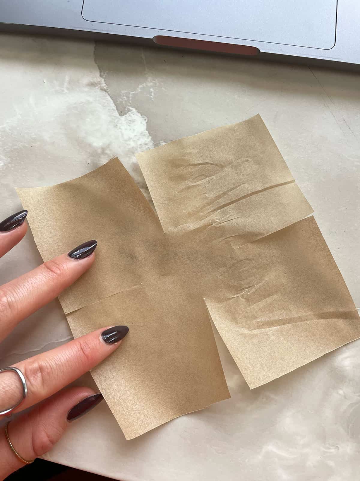 Eine aus Backpapier zugeschnittene Muffinform zum Backen von Muffins in einem Muffinblech.