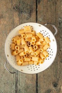 Cooked Rigatoni pasta in a colander.
