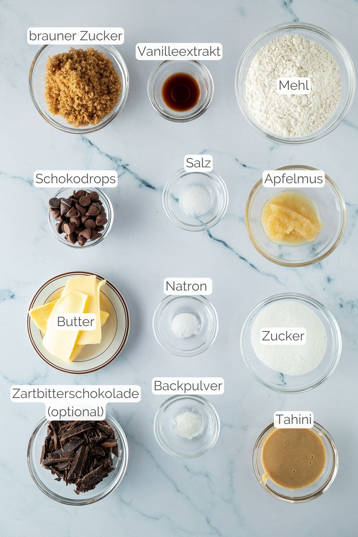 Alle Zutaten mit Textbeschriftungen, die für nur 4 Chocolate Chip Cookies benötigt werden.