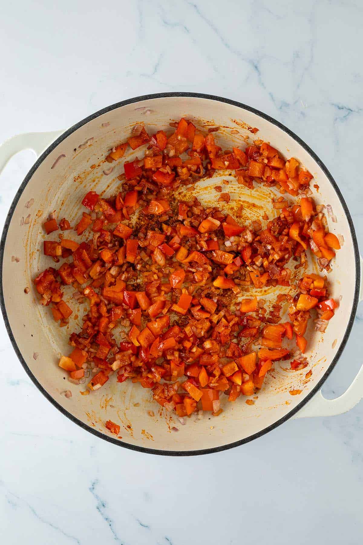 Paprika und Zwiebeln in einer Pfanne angebraten.