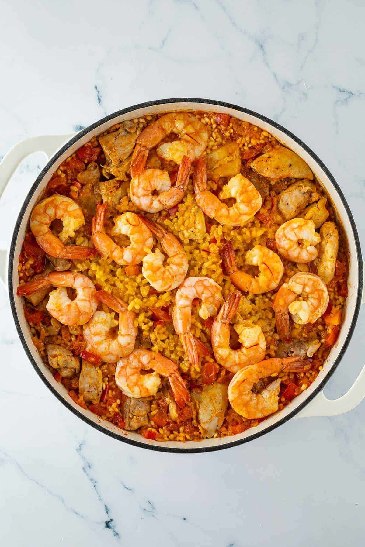 Paella mit Hähnchen und Garnelen nach dem Garen.