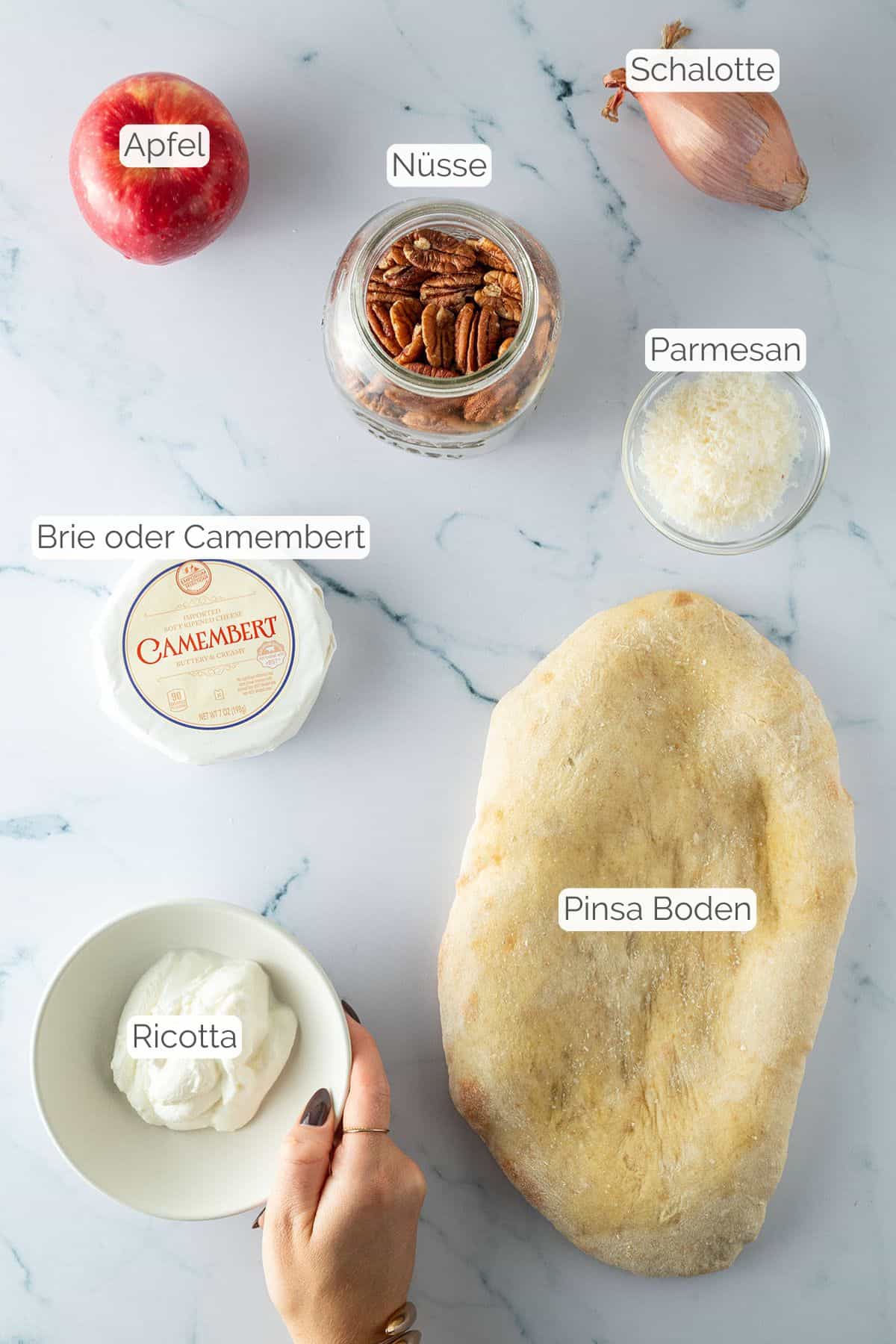 Alle Zutaten mit jeweiligen Textbeschriftungen, die f&uuml;r die Pinsa Bianca mit Brie und Ricotta ben&ouml;tigt werden.