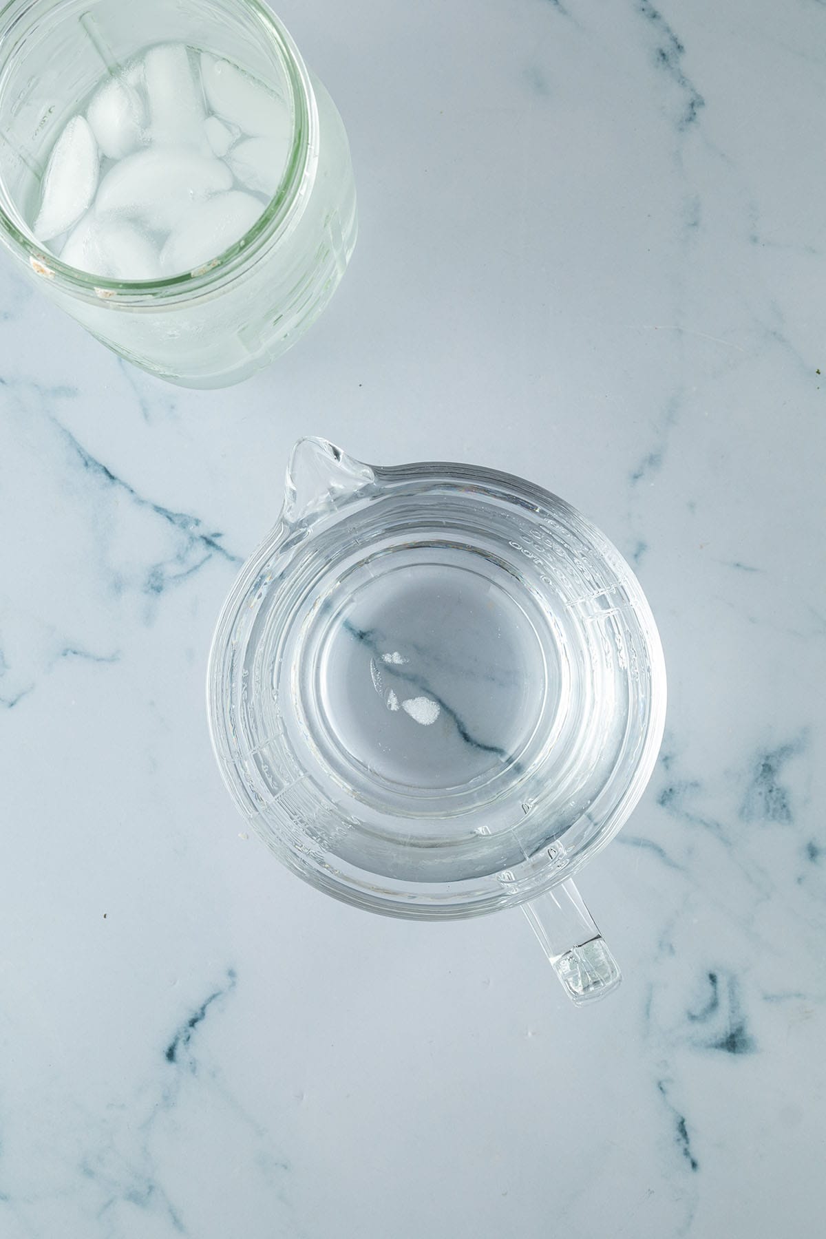 Abgemessenes Wasser f&uuml;r die Zubereitung von Pinsa Teig.