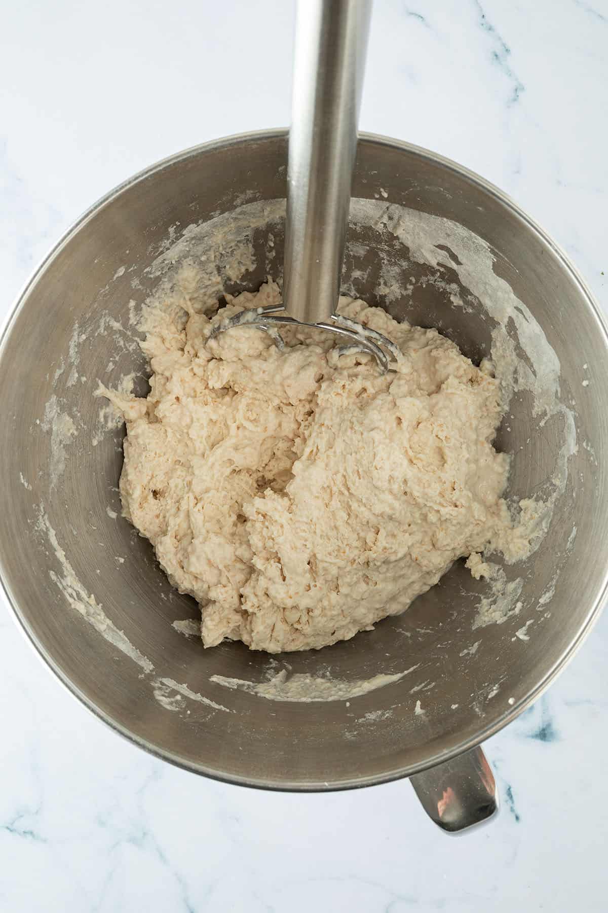 Noch klumpiger Pinsa Teig nach dem ersten Vermengen der Zutaten per Hand.