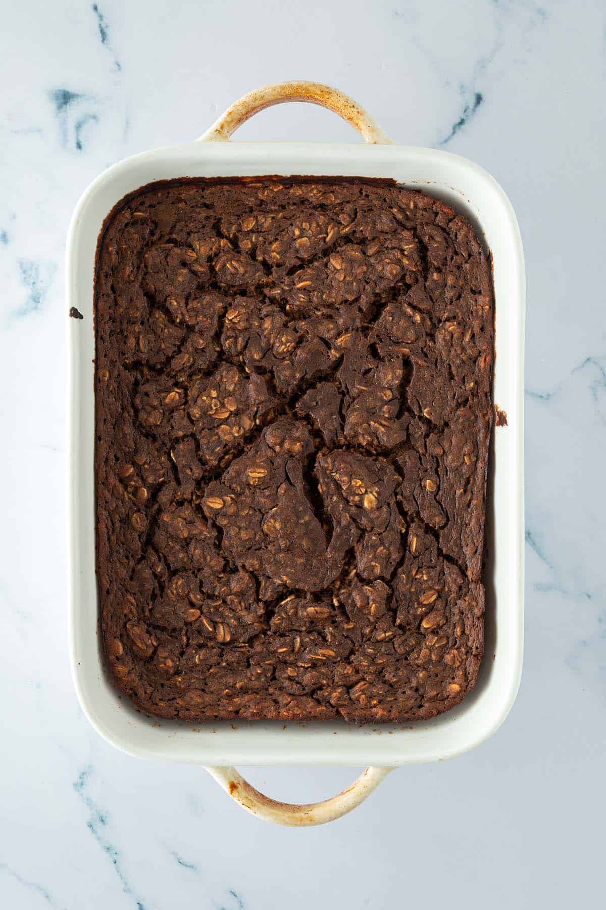 Gebackenes Schoko Baked Oatmeal in einer Auflaufform vor dem Topping.