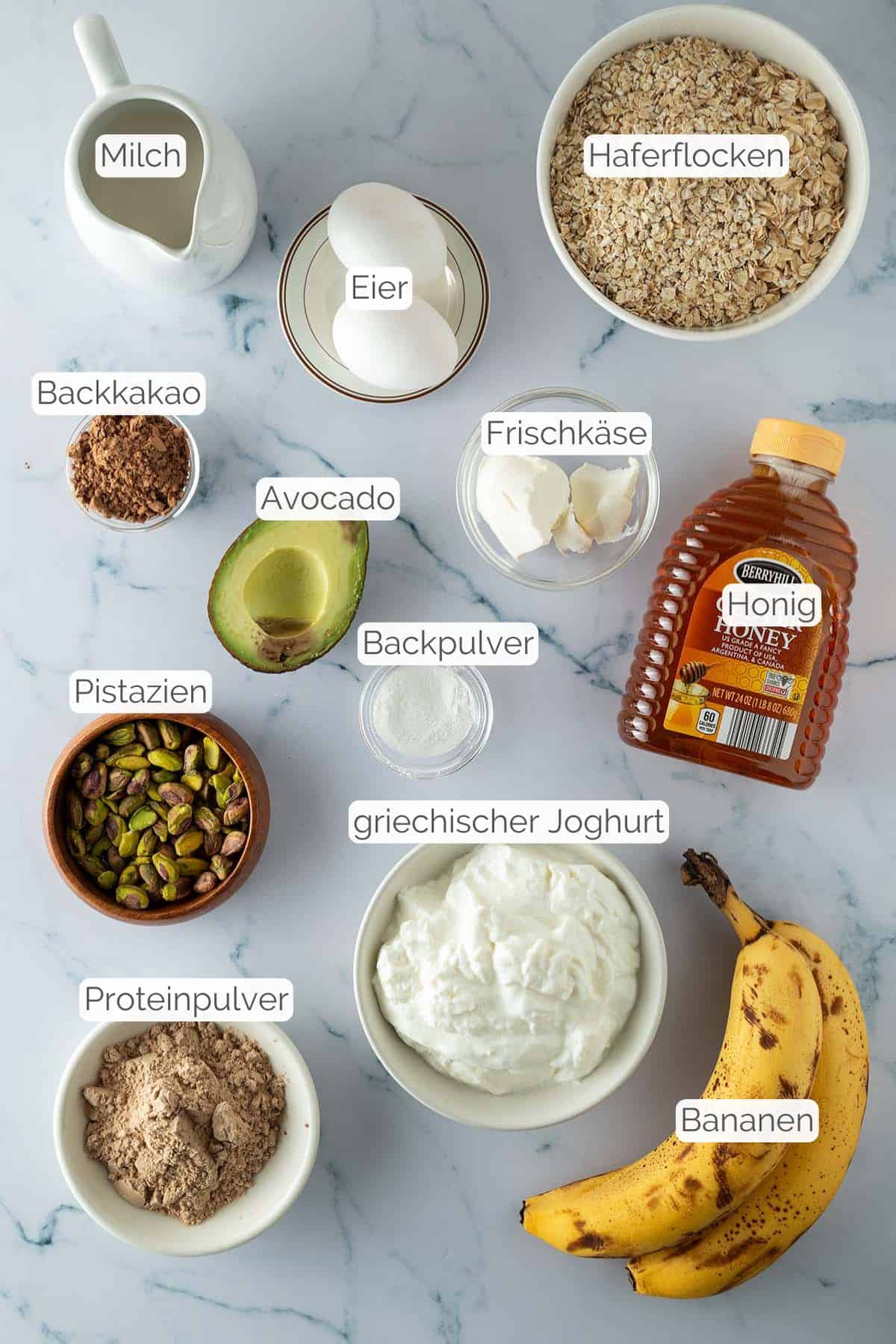 Alle Zutaten mit jeweiligen Textbeschriftungen, die f&uuml;r das Pistazien Baked Oatmeal ben&ouml;tigt werden.