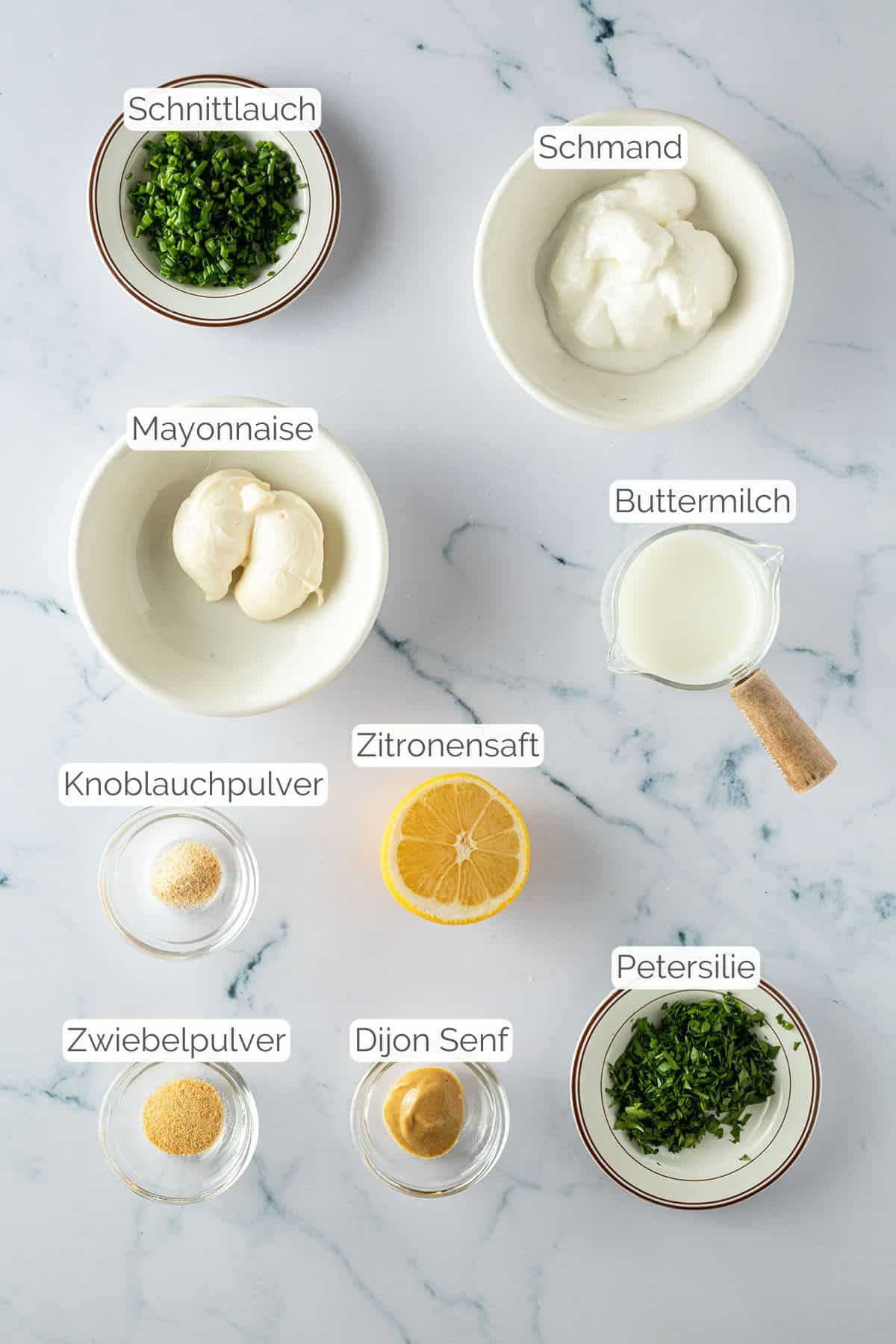 Alle Zutaten mit jeweiligen Textbeschriftungen, die für selbst gemachtes Ranch Dressing benötigt werden.