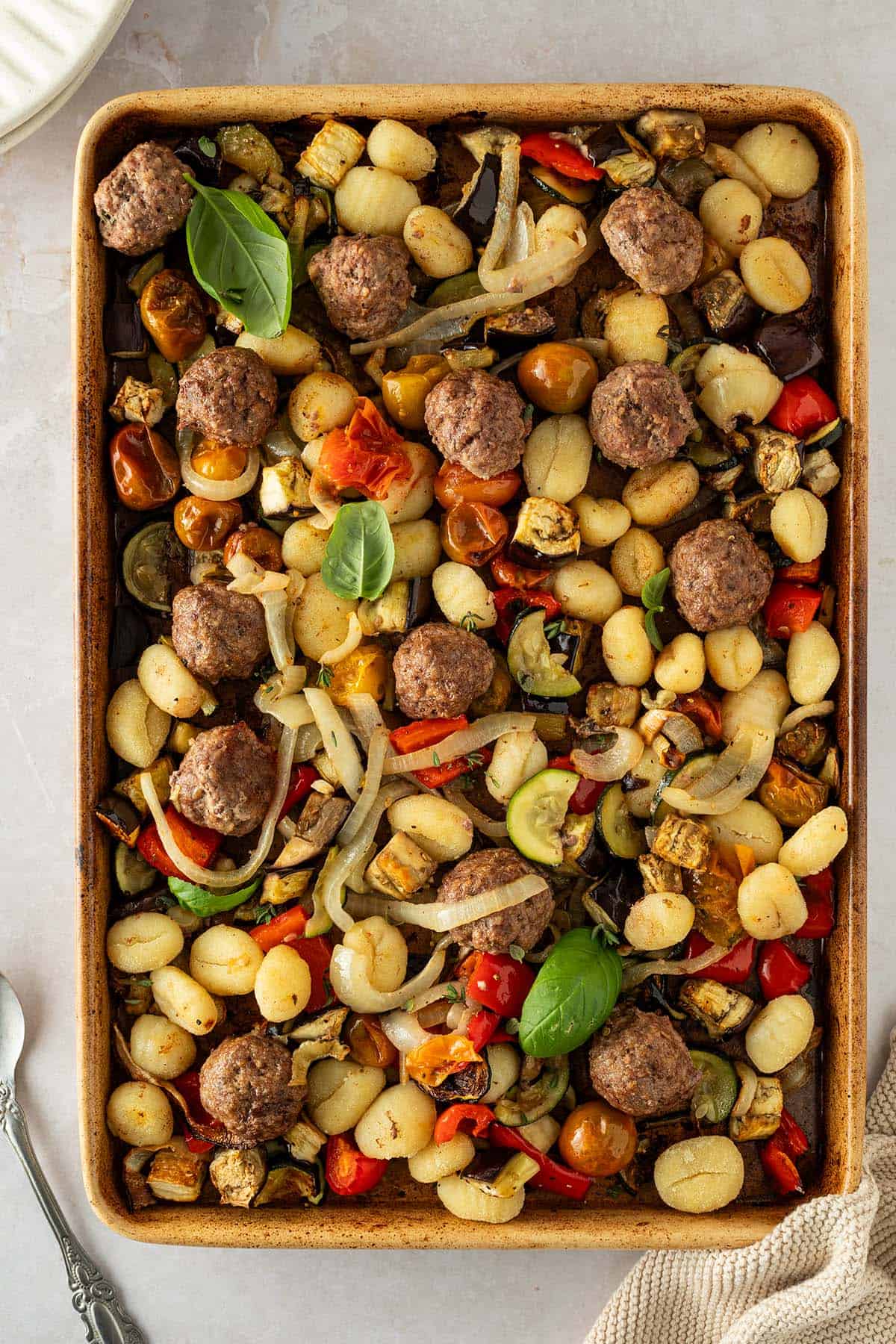 Ein Blech Ofen Ratatouille mit Gnocchi und Hackb&auml;llchen.