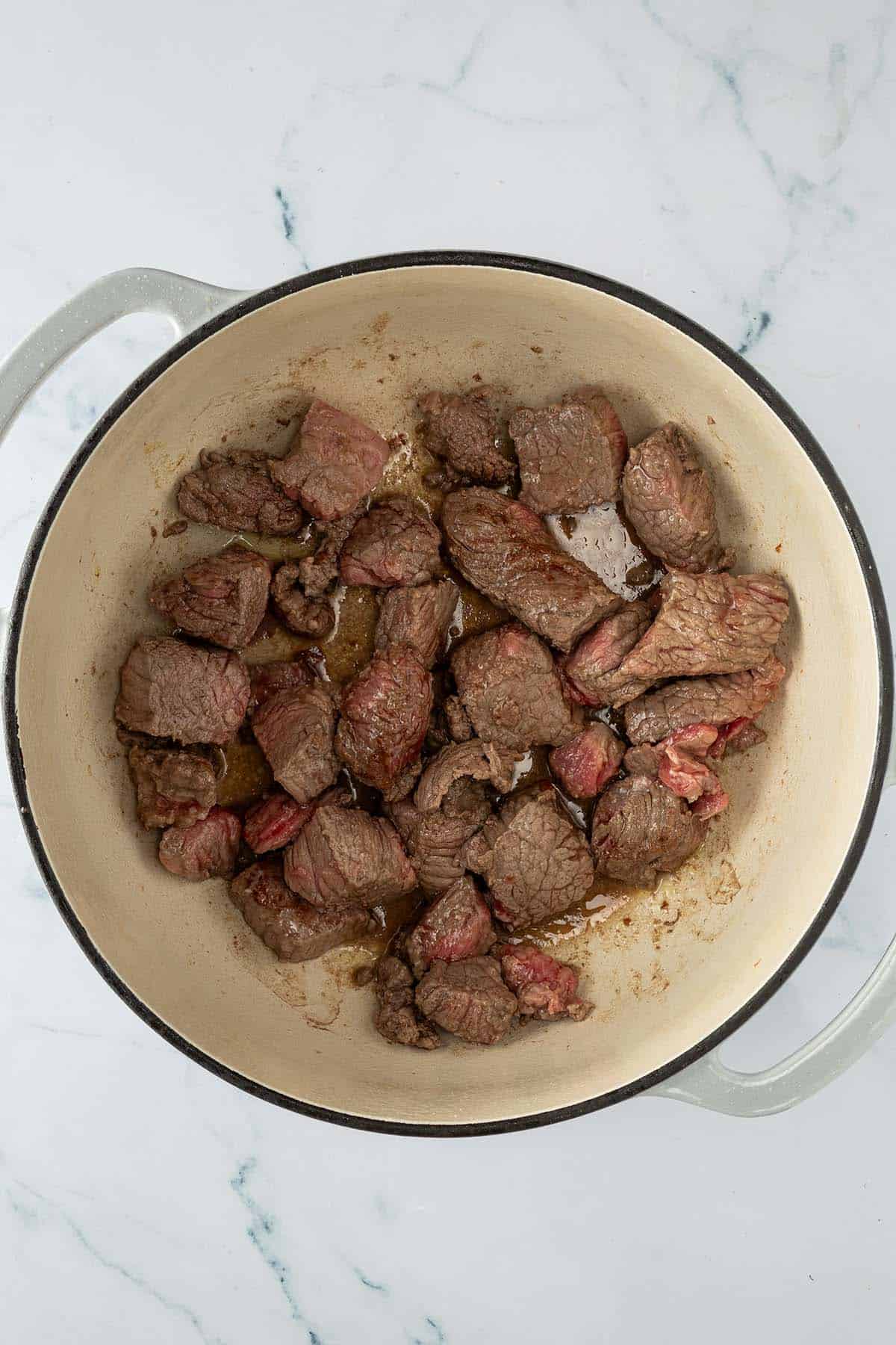 Kurz angebratenes Rindfleisch in einem großen Topf.