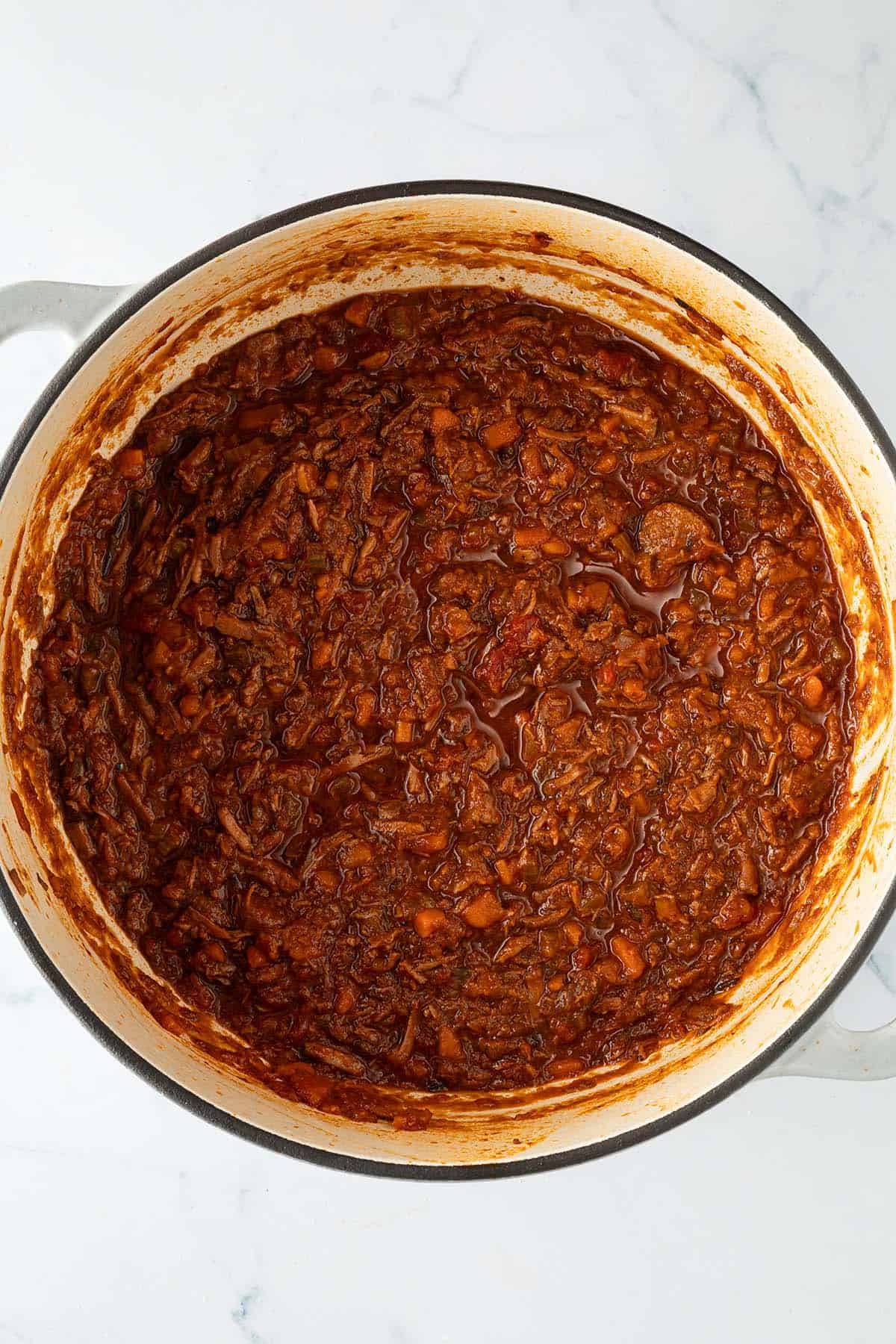 Fertiges Rinderragout in einem großen Topf vor dem Servieren.