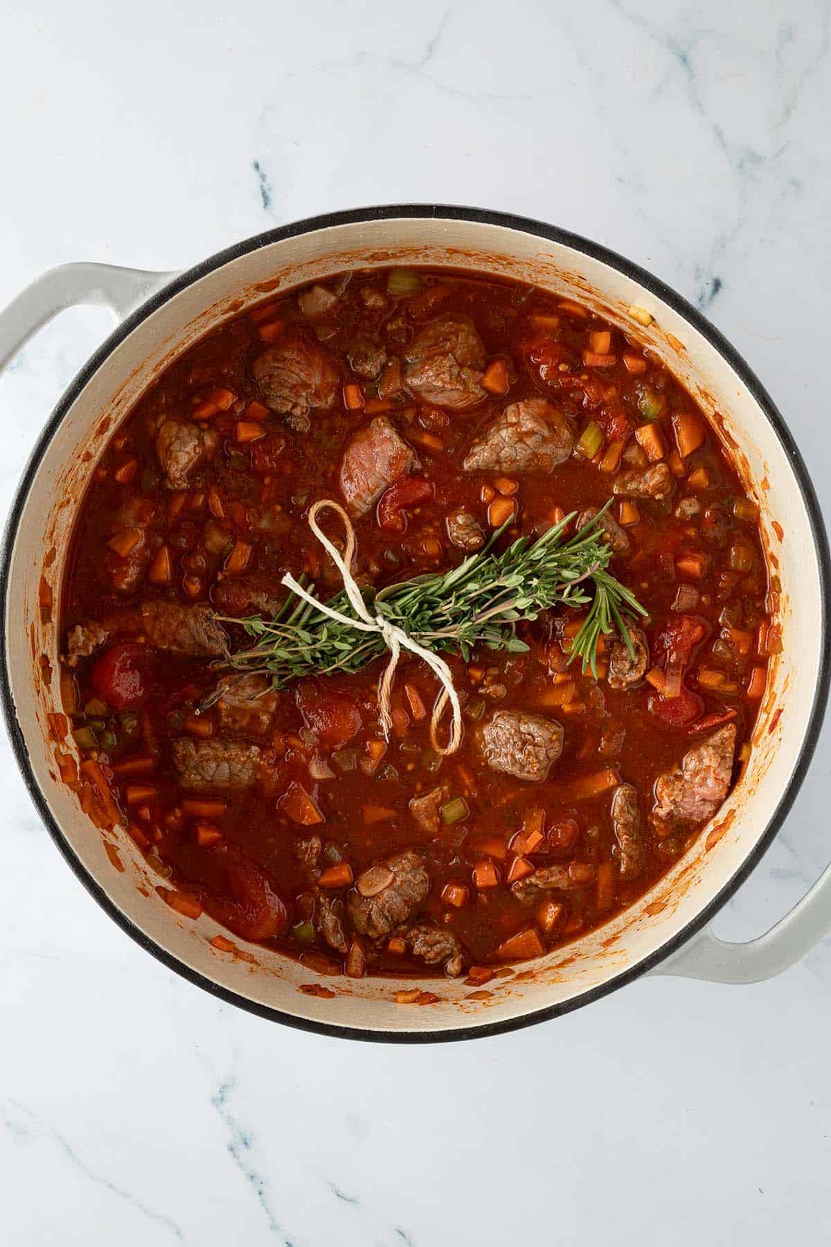 Sauce mit Rindfleisch und Kräutern vor dem Kochen.