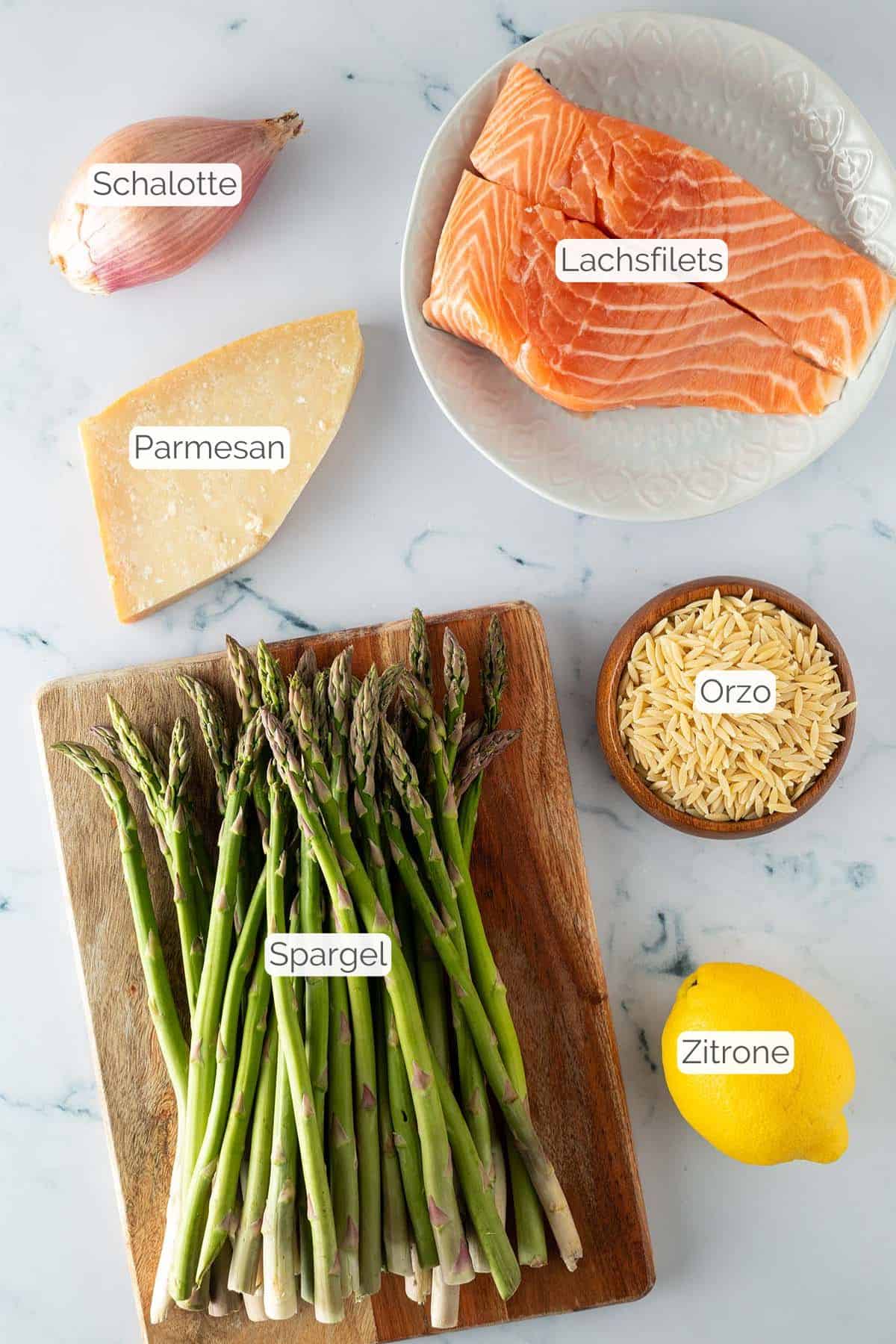 Alle Zutaten mit jeweiligen Textbeschriftungen, die f&uuml;r die Spargel Lachs Pasta ben&ouml;tigt werden.