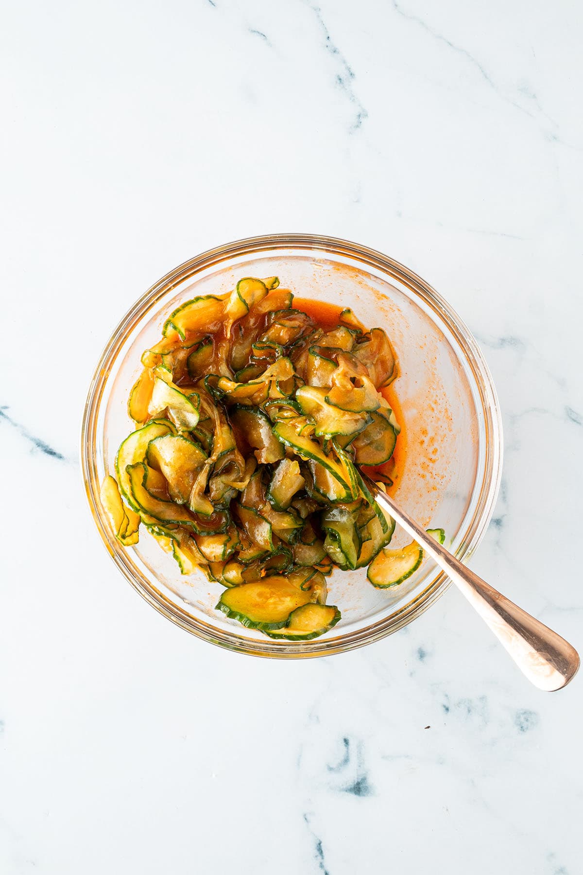 Gochujang Miso Gurkensalat in in einer Sch&uuml;ssel