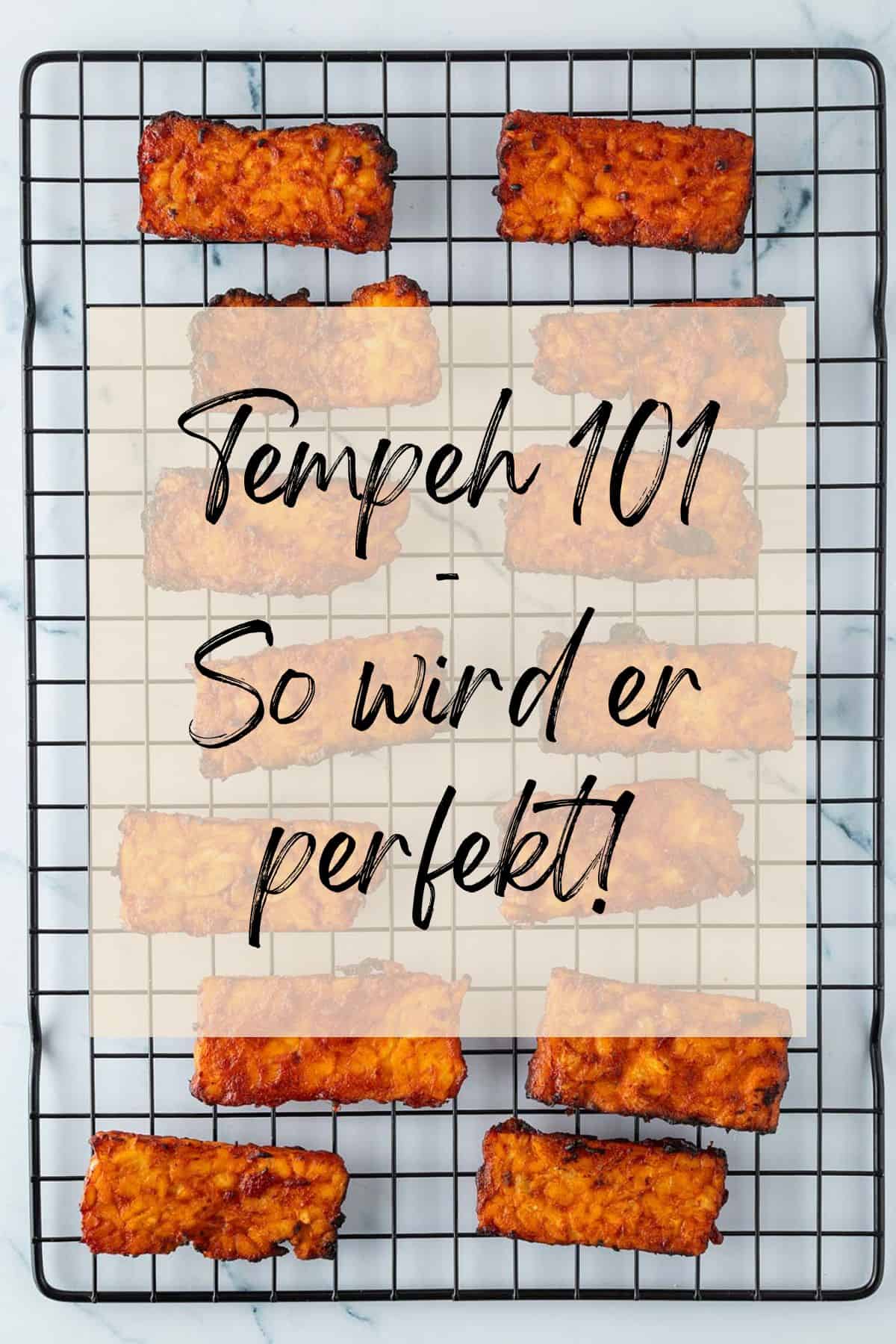 Knusprig gebratene Tempeh-Streifen auf einem Gitterrost, von oben fotografiert, mit Textoverlay „Tempeh 101 – So wird er perfekt!“.