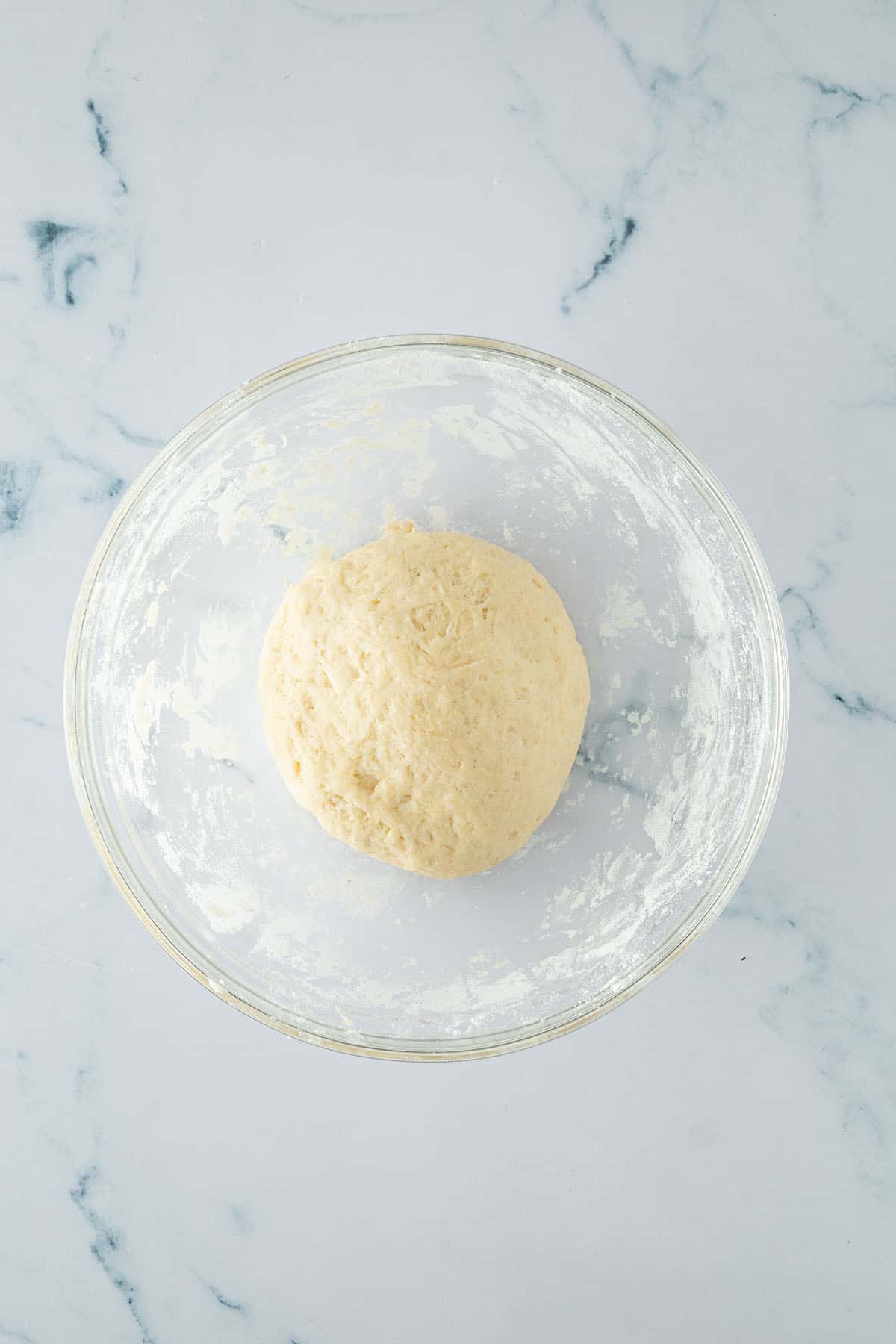 Zu einer runden Kugel geformter Tortilla Teig in einer Sch&uuml;ssel.