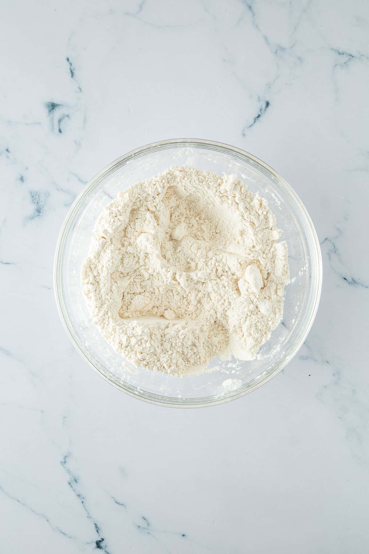 In kleine W&uuml;rfel geschnittene Butter wurde unter das Mehl gemischt.