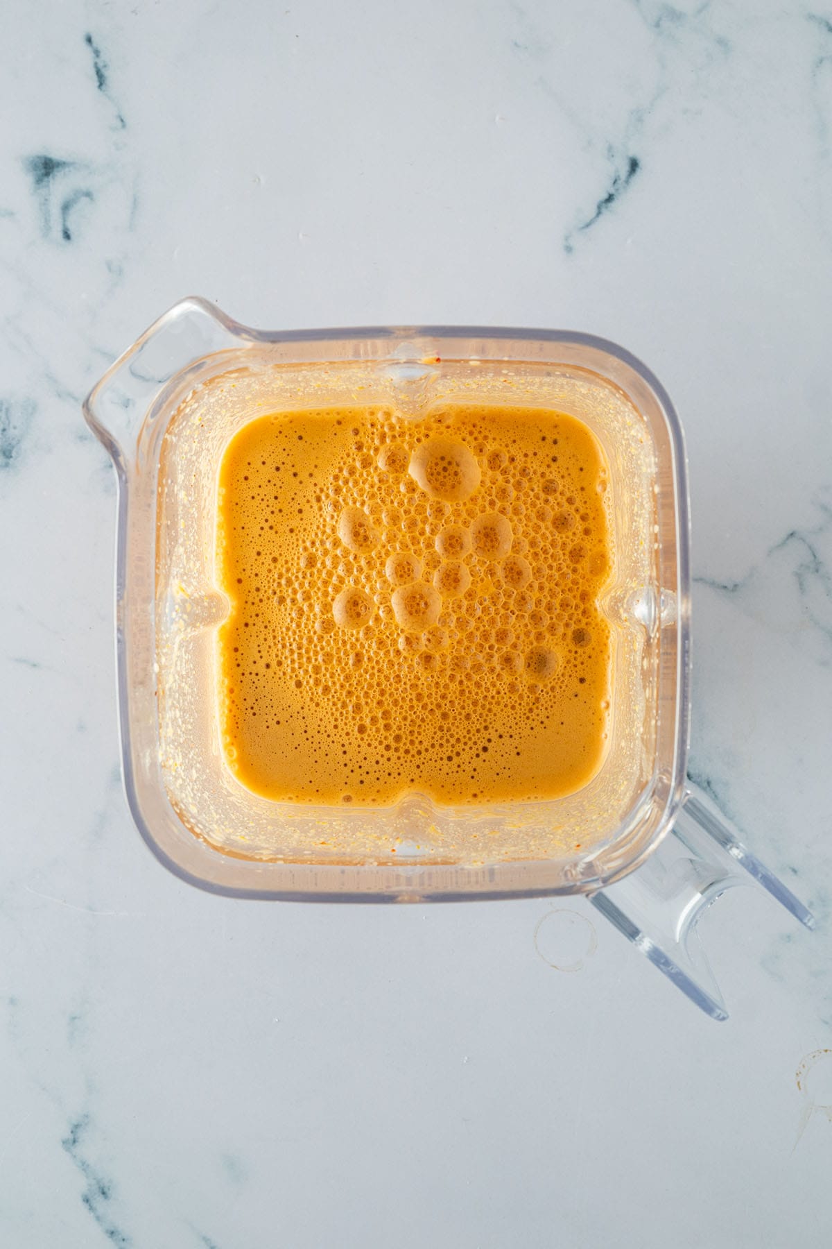 Erdnuss-Miso-Sauce frisch gemixt im Standmixer, cremige Konsistenz von oben fotografiert.