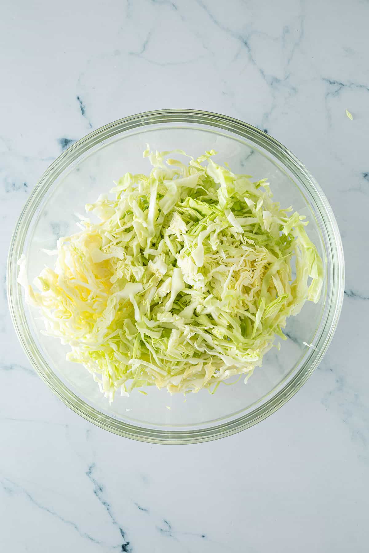 In feine Streifen geschnittener Wei&szlig;kohl in einer gro&szlig;en Sch&uuml;ssel.