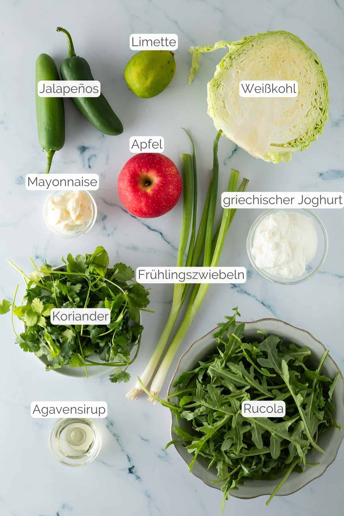Alle Zutaten mit f&uuml;r den Wei&szlig;kohlsalat mit Apfel und peruanischen Dressing ben&ouml;tigt werden.