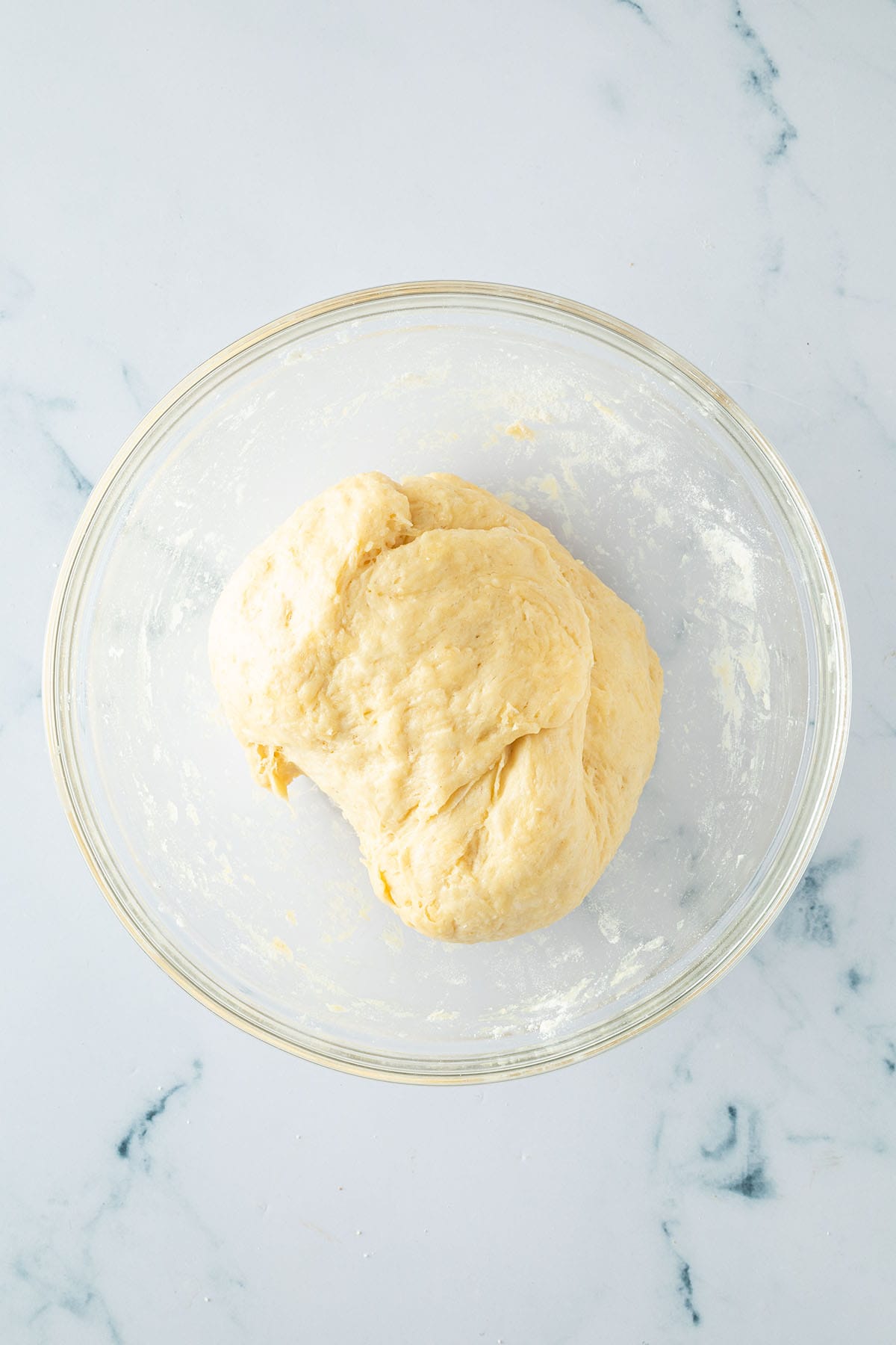 Hefeteig nach dem Aufgehen in einer Schüssel.