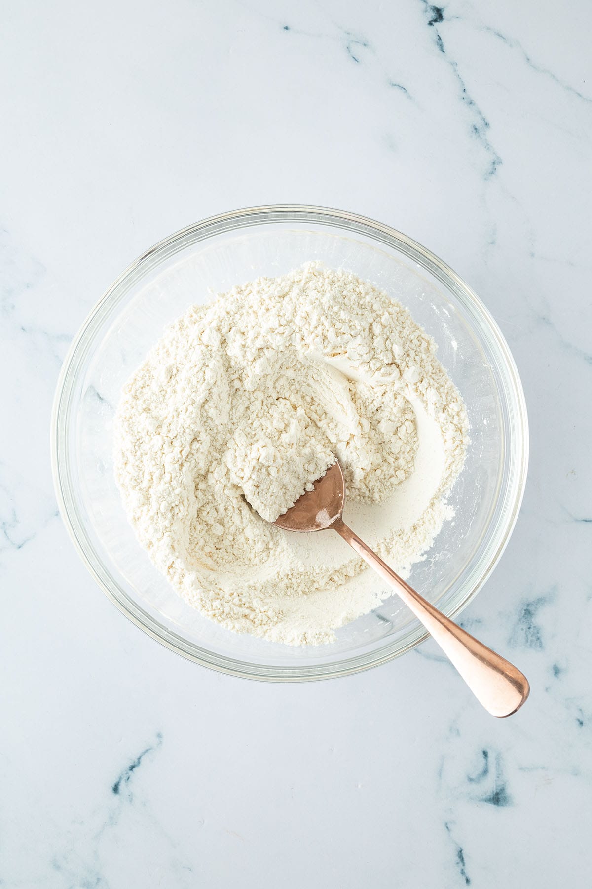 Schüssel mit Mehlmischung und Löffel.