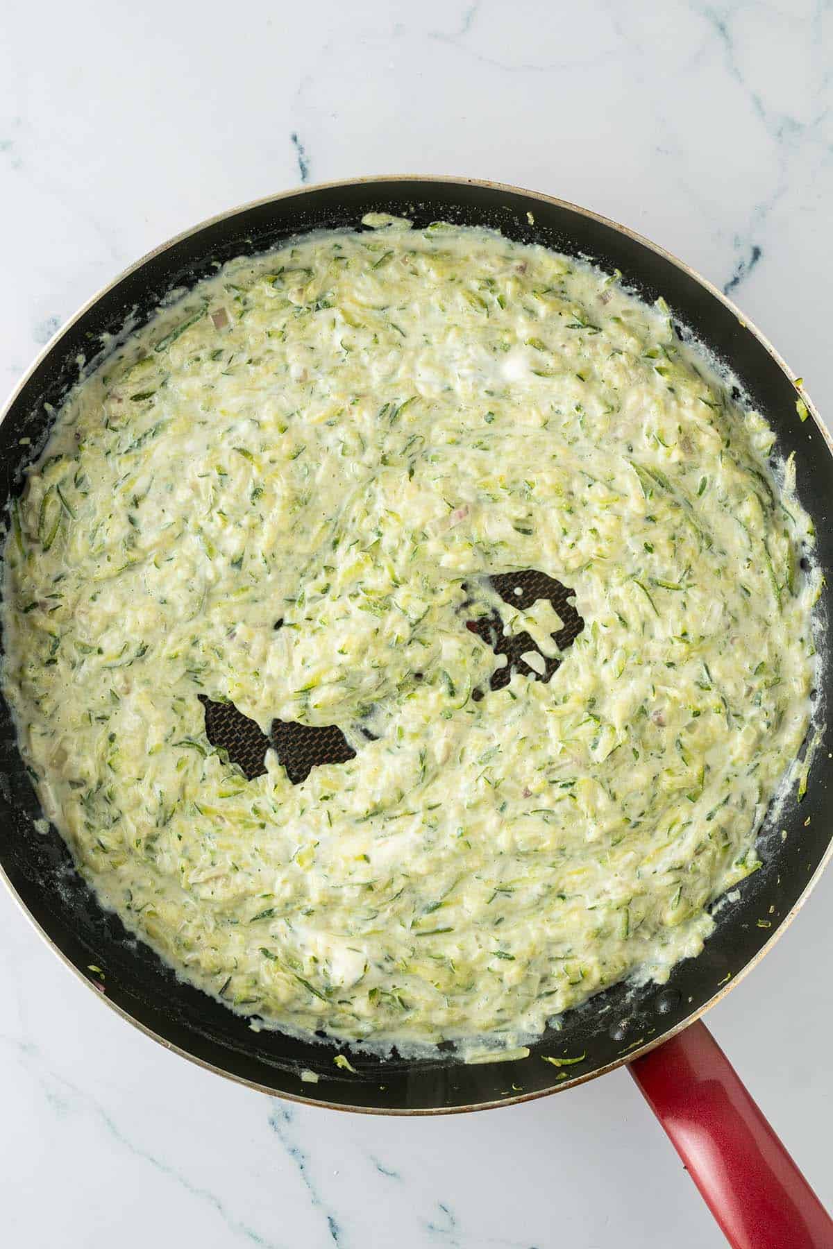 Cremige Zucchini-Ricotta-Sauce in einer Pfanne.